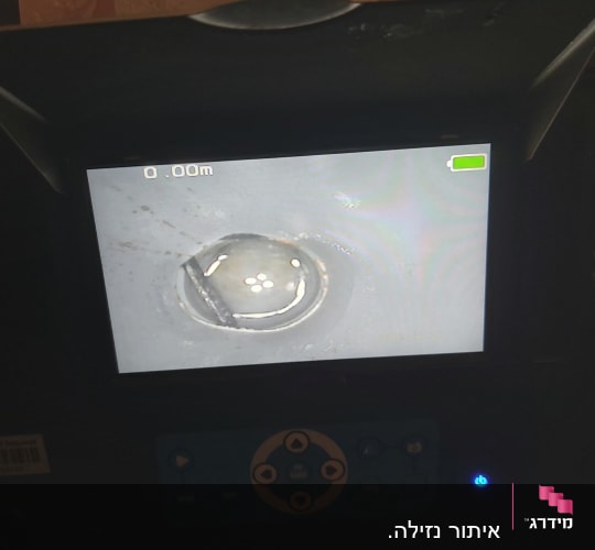 מסך מצלמה מראה צינור עם מים
